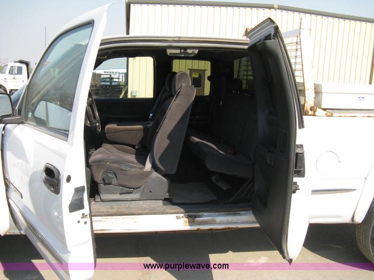 image for item 8110 2001 GMC Sierra C2500HD SLE pickup truck