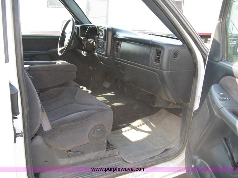 image for item 8110 2001 GMC Sierra C2500HD SLE pickup truck
