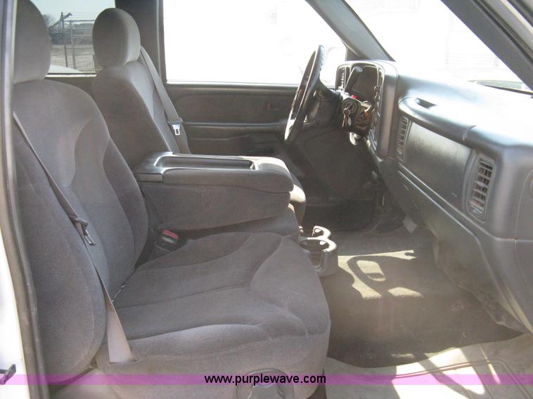 image for item 8110 2001 GMC Sierra C2500HD SLE pickup truck