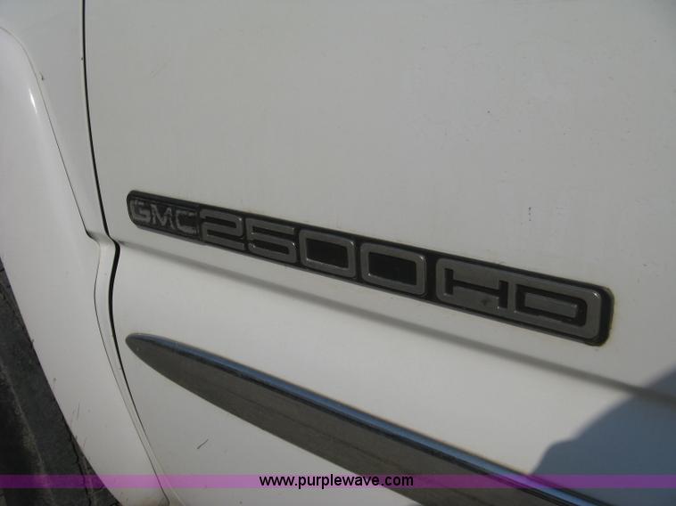 image for item 8110 2001 GMC Sierra C2500HD SLE pickup truck