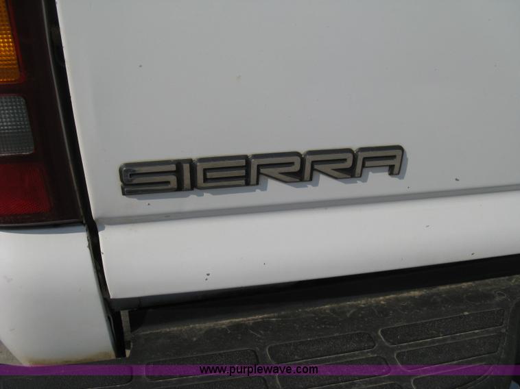 image for item 8110 2001 GMC Sierra C2500HD SLE pickup truck