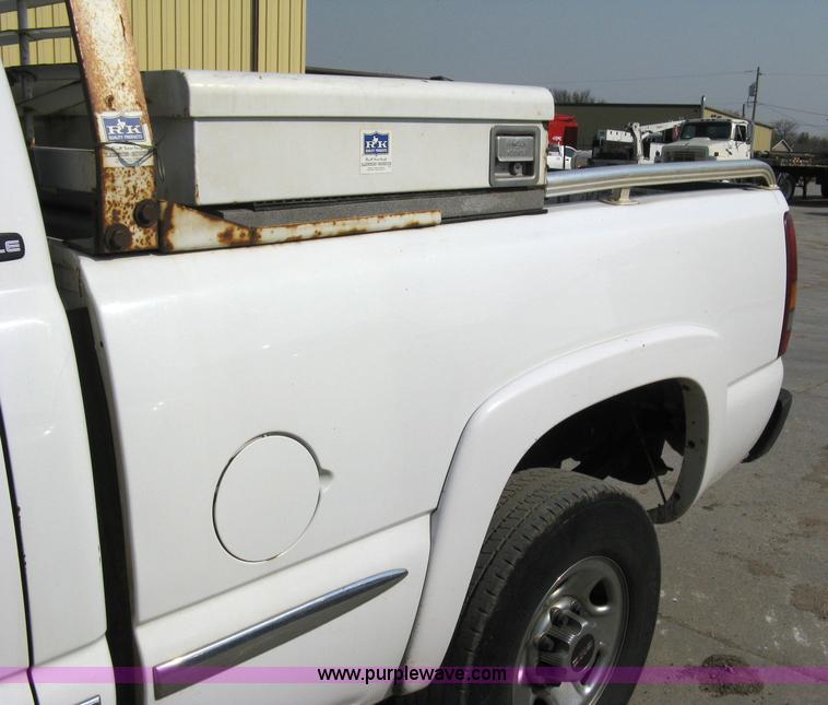 image for item 8110 2001 GMC Sierra C2500HD SLE pickup truck