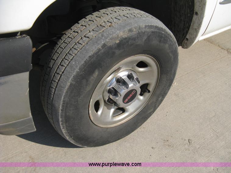 image for item 8110 2001 GMC Sierra C2500HD SLE pickup truck