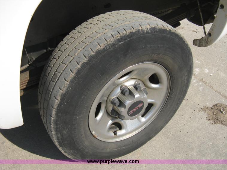 image for item 8110 2001 GMC Sierra C2500HD SLE pickup truck