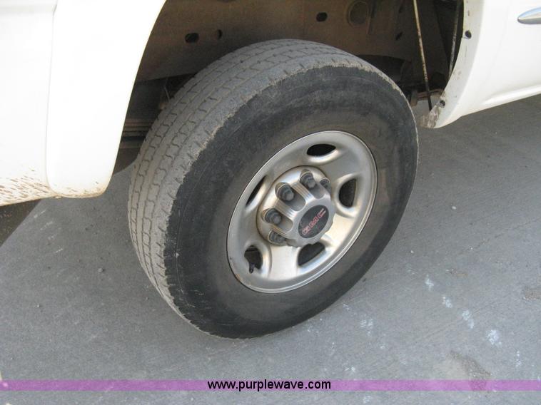 image for item 8110 2001 GMC Sierra C2500HD SLE pickup truck