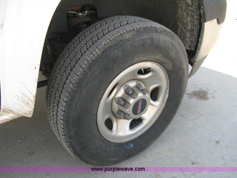 image for item 8110 2001 GMC Sierra C2500HD SLE pickup truck