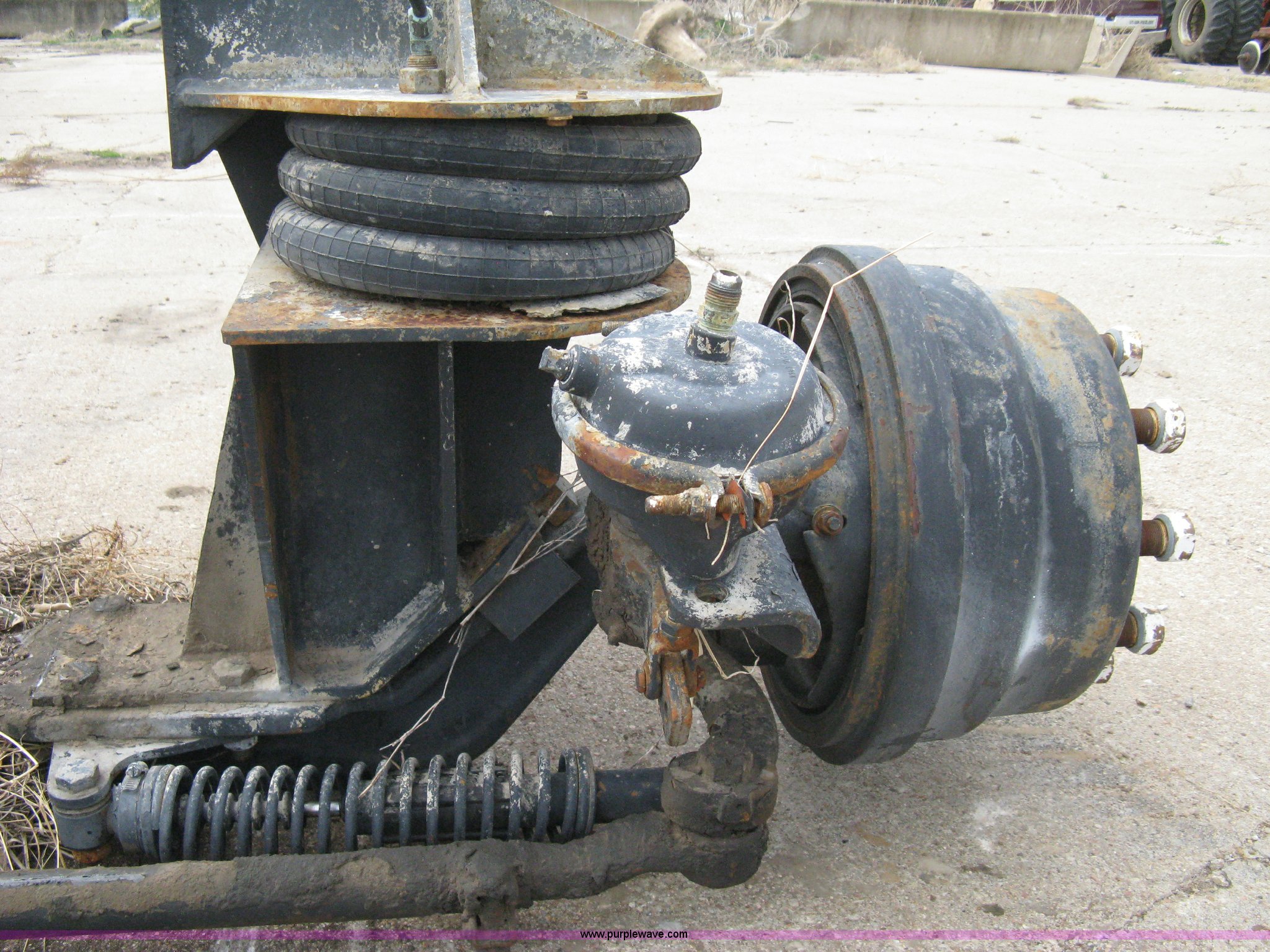 Semi truck front axle in Colwich, KS Item 8121 sold Purple Wave