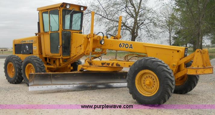 image for item 1000 1984 John Deere 670A motor grader