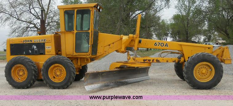 image for item 1000 1984 John Deere 670A motor grader