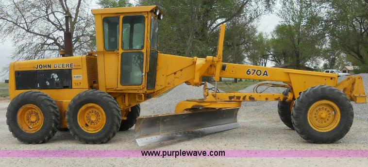 image for item 1000 1984 John Deere 670A motor grader