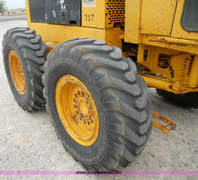 image for item 1000 1984 John Deere 670A motor grader