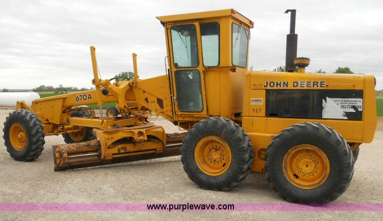 image for item 1000 1984 John Deere 670A motor grader
