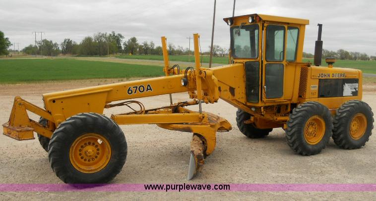 image for item 1000 1984 John Deere 670A motor grader