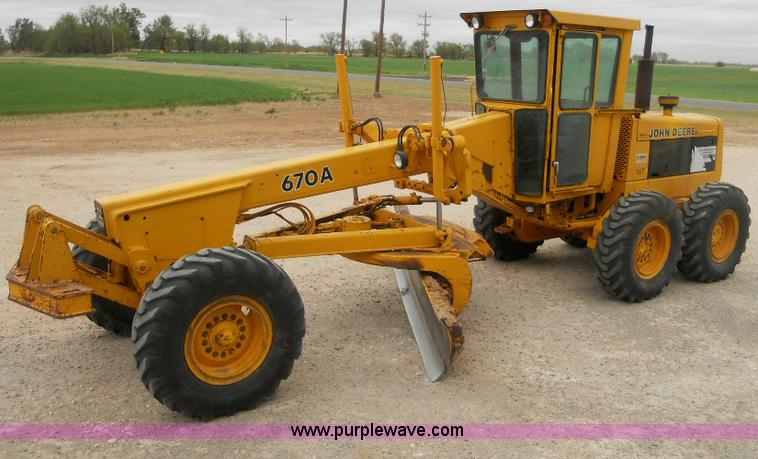 image for item 1000 1984 John Deere 670A motor grader