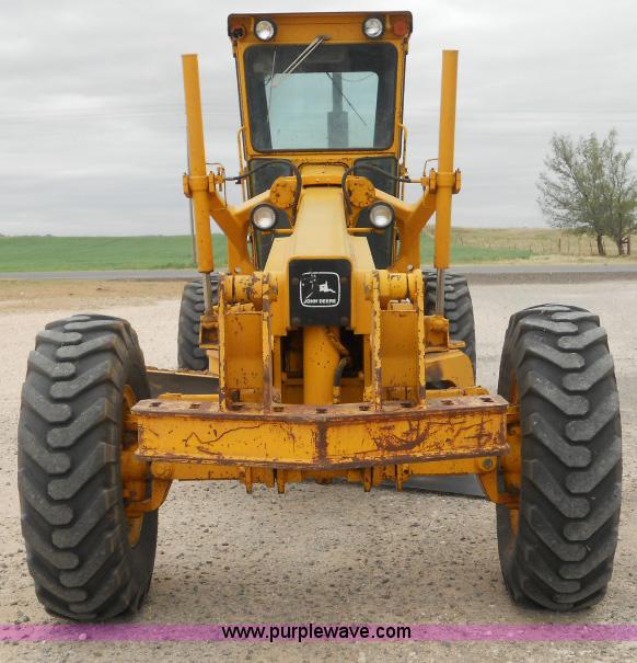 image for item 1000 1984 John Deere 670A motor grader