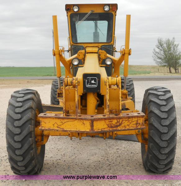 image for item 1000 1984 John Deere 670A motor grader