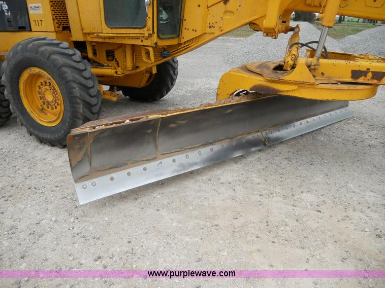 image for item 1000 1984 John Deere 670A motor grader