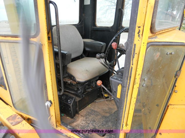 image for item 1000 1984 John Deere 670A motor grader