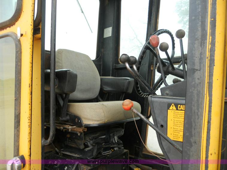 image for item 1000 1984 John Deere 670A motor grader