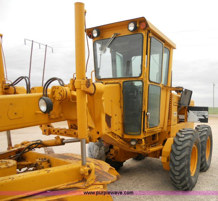 image for item 1000 1984 John Deere 670A motor grader