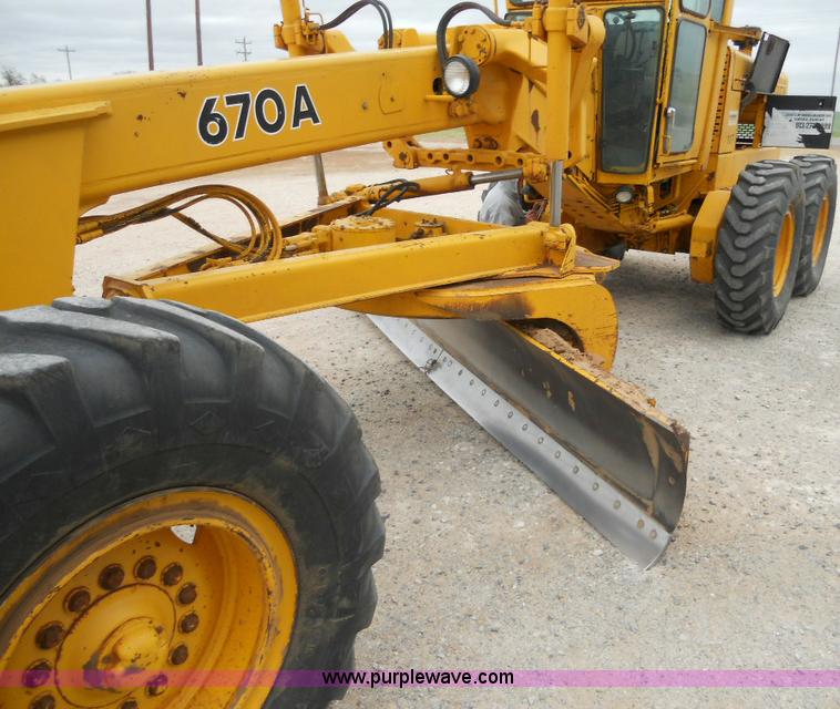 image for item 1000 1984 John Deere 670A motor grader