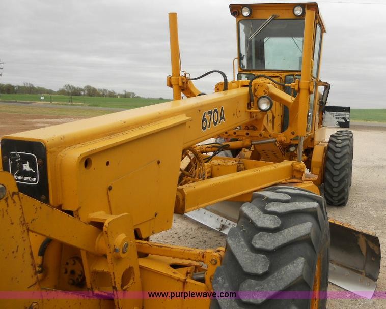 image for item 1000 1984 John Deere 670A motor grader