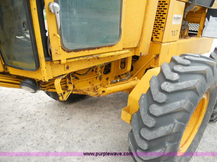 image for item 1000 1984 John Deere 670A motor grader