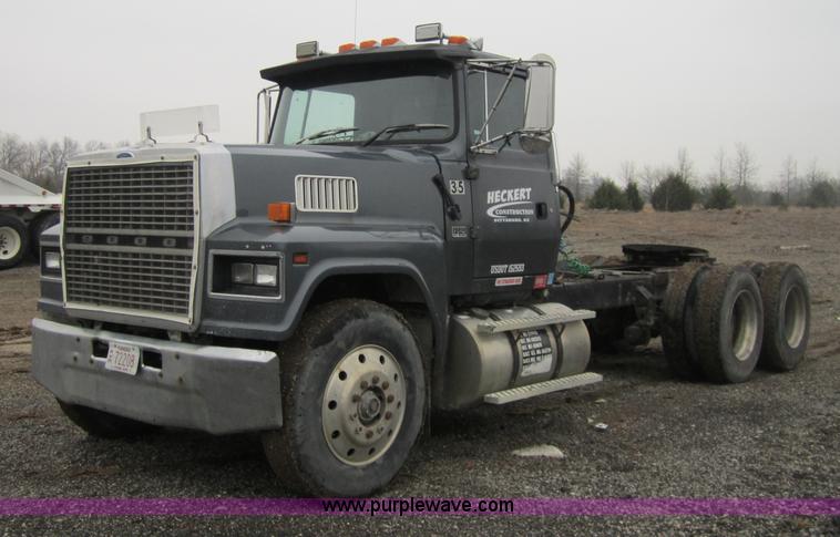 image for item 3804 1994 Ford LTL9000 semi truck
