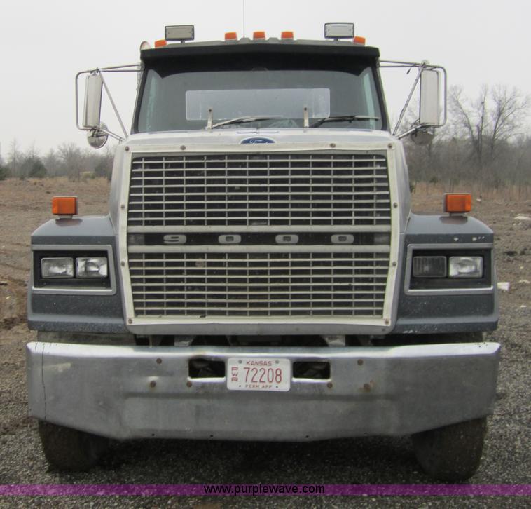 image for item 3804 1994 Ford LTL9000 semi truck
