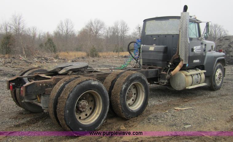 image for item 3804 1994 Ford LTL9000 semi truck