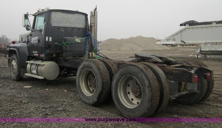 image for item 3804 1994 Ford LTL9000 semi truck