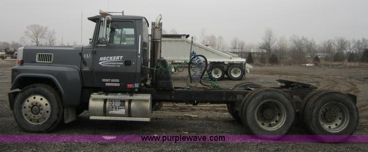image for item 3804 1994 Ford LTL9000 semi truck
