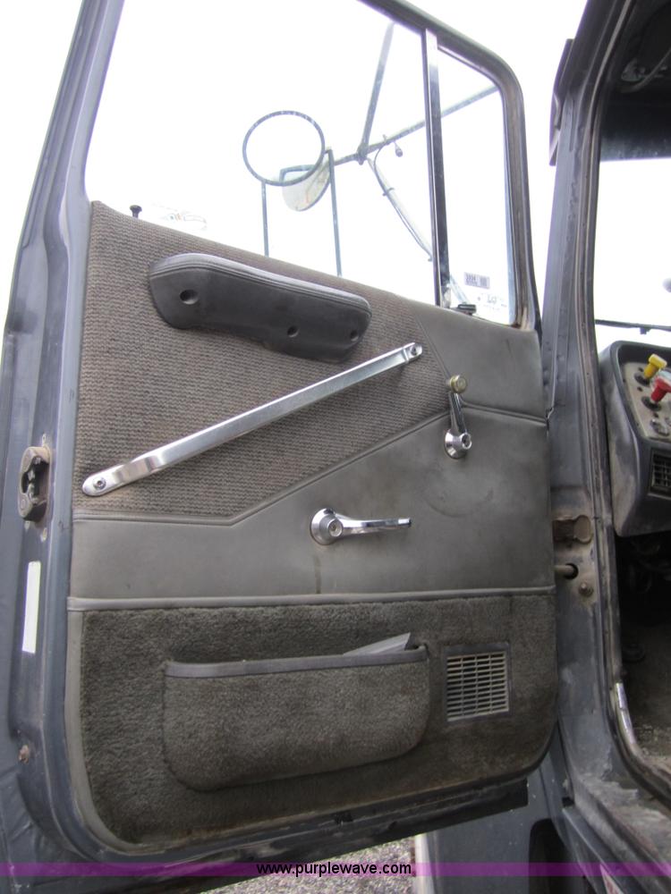 image for item 3804 1994 Ford LTL9000 semi truck