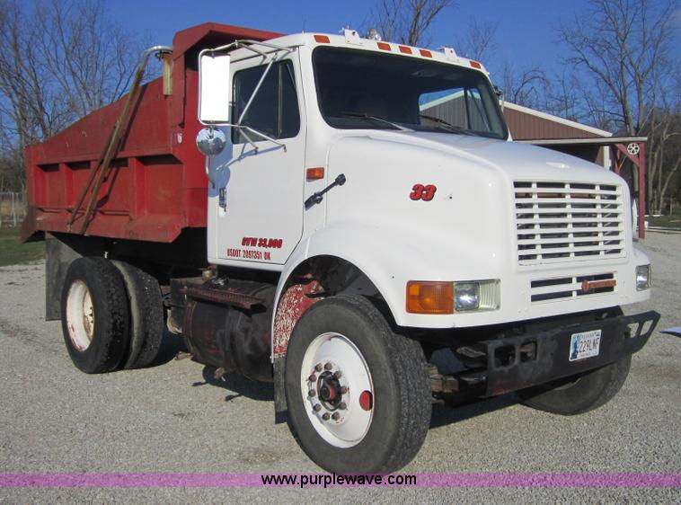 image for item 3835 1992 International 7100 dump truck
