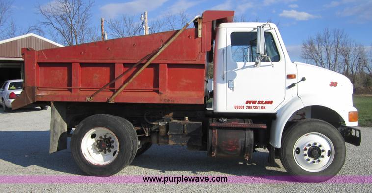 image for item 3835 1992 International 7100 dump truck