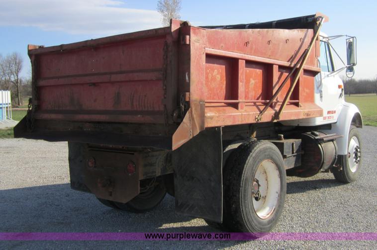 image for item 3835 1992 International 7100 dump truck