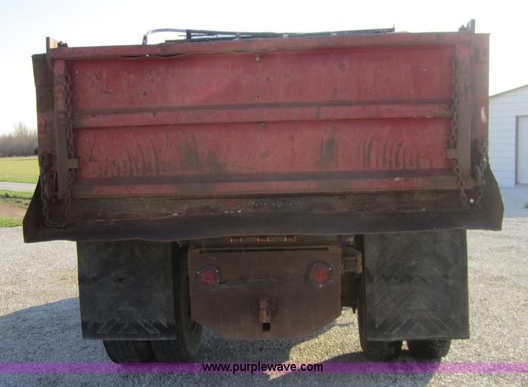 image for item 3835 1992 International 7100 dump truck