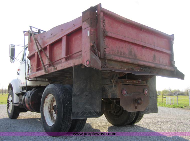 image for item 3835 1992 International 7100 dump truck