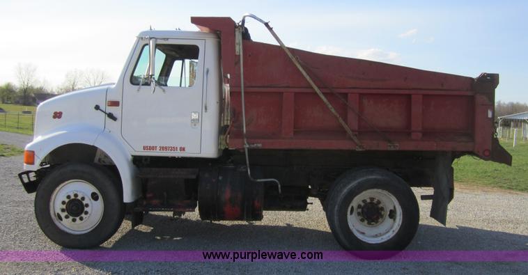image for item 3835 1992 International 7100 dump truck
