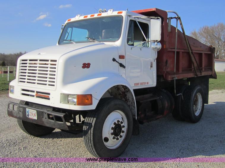 image for item 3835 1992 International 7100 dump truck