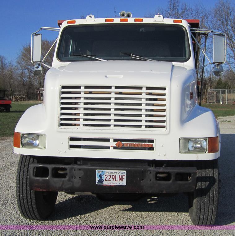 image for item 3835 1992 International 7100 dump truck