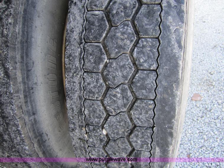 image for item 3835 1992 International 7100 dump truck