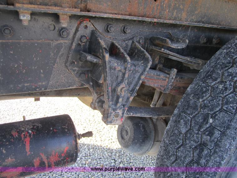 image for item 3835 1992 International 7100 dump truck