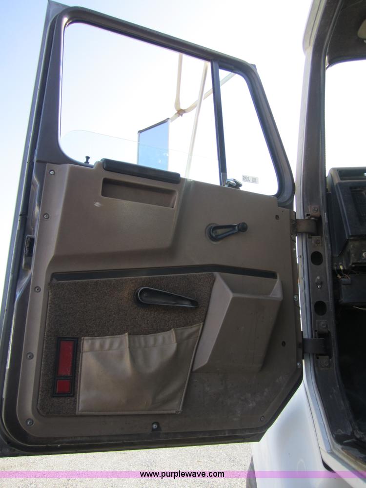 image for item 3835 1992 International 7100 dump truck