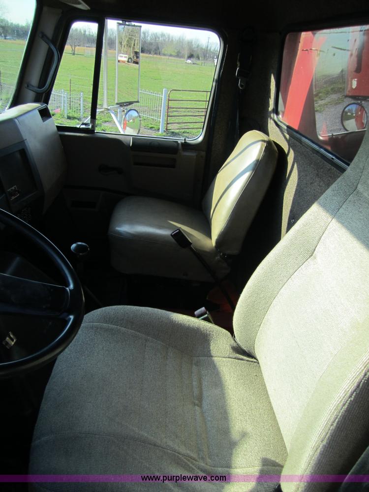 image for item 3835 1992 International 7100 dump truck