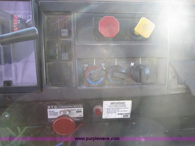 image for item 3835 1992 International 7100 dump truck