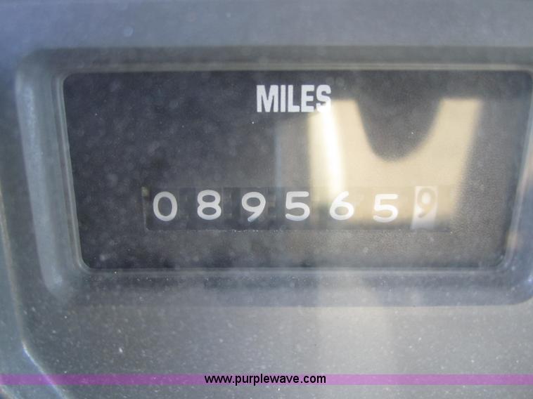 image for item 3835 1992 International 7100 dump truck