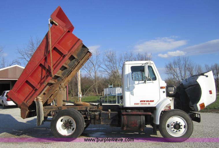 image for item 3835 1992 International 7100 dump truck