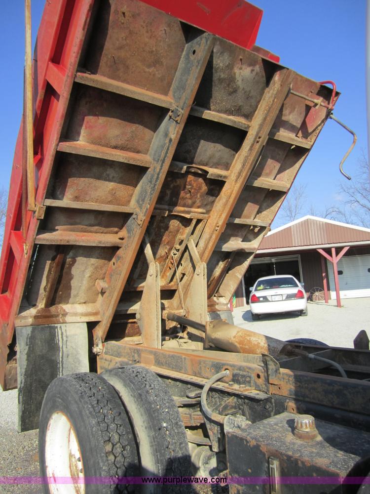 image for item 3835 1992 International 7100 dump truck