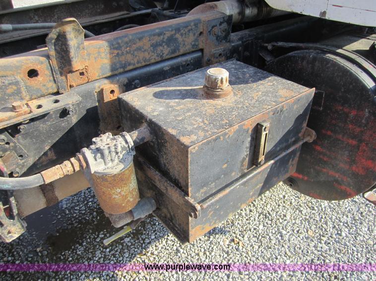 image for item 3835 1992 International 7100 dump truck